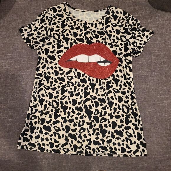 Leopard t-shirt with a biting lip, Small - Picture 1 of 3